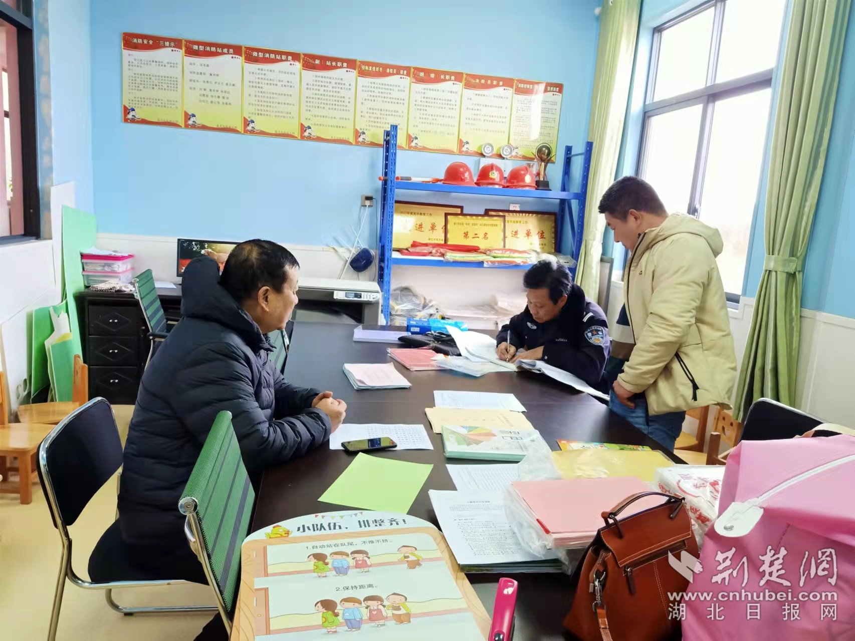 民警深入校園與教職員工座談，深入排查化解各類矛盾糾紛。.png.png