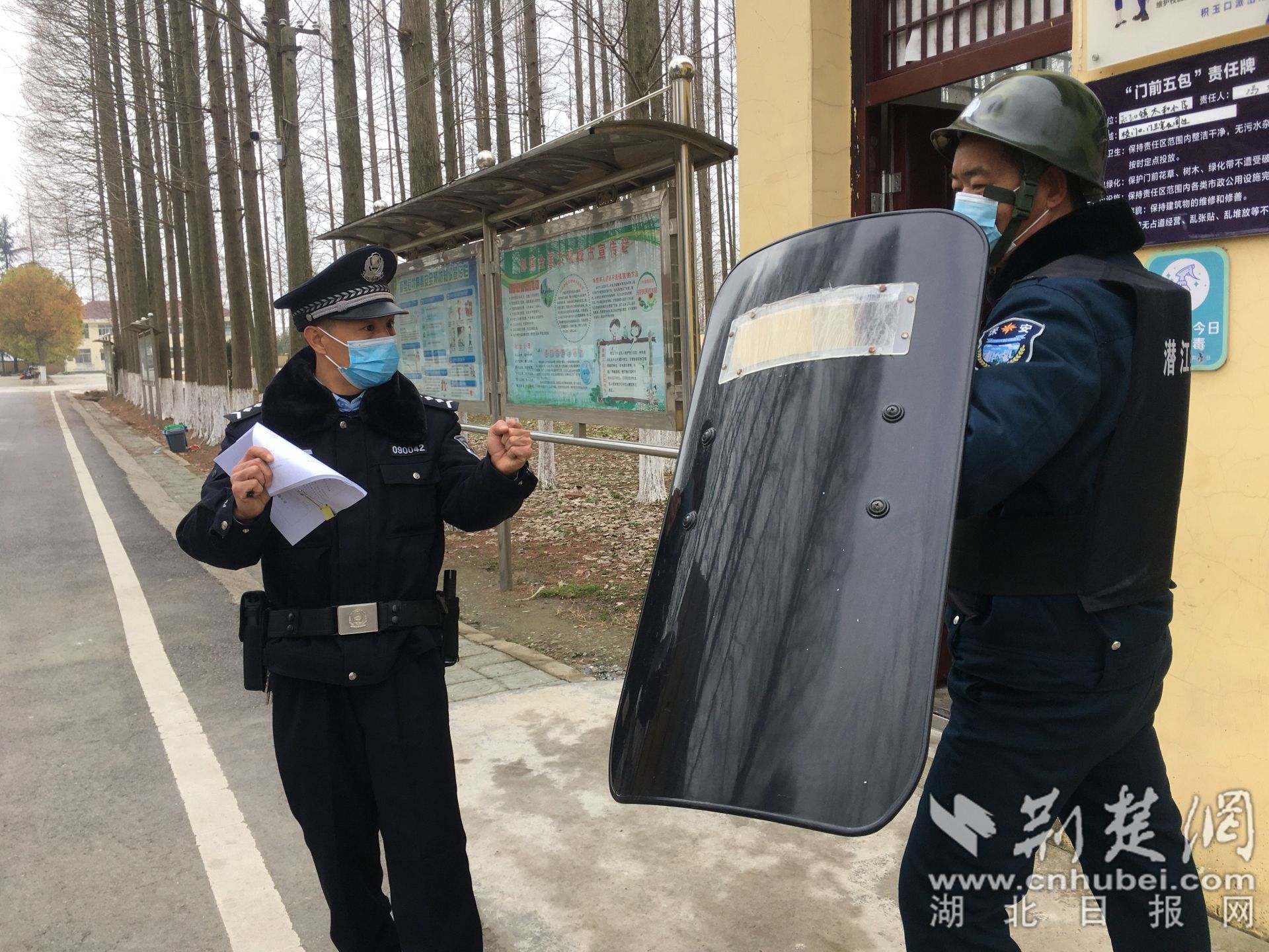 民警組織校園安保力量開展應(yīng)急處突演練.jpg.jpg