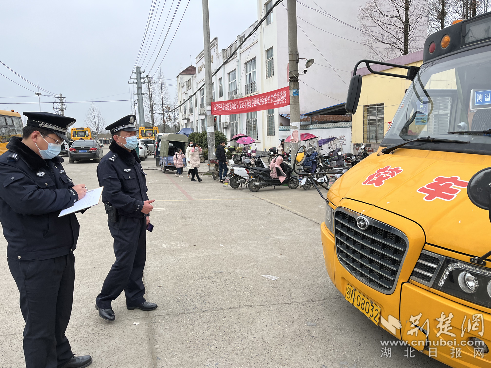 對(duì)校車及校車司機(jī)開展拉網(wǎng)式排查.png.png