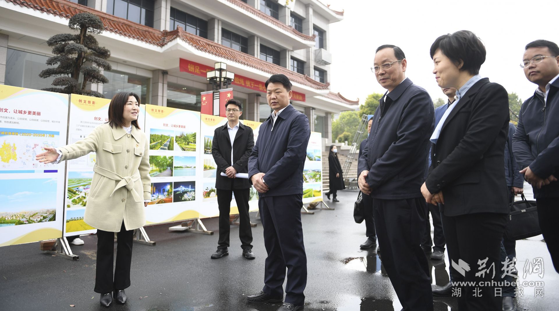 與會(huì)人員參觀潛江市全國(guó)文明城市創(chuàng)建工作成效展示。.jpg.jpg