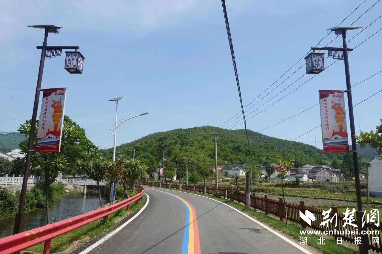 芳畈鎮(zhèn)白果樹灣村通過道路修復，打造美麗鄉(xiāng)村網紅“彩虹路”.jpg.jpg