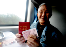 一位退休職工搭乘宜萬線